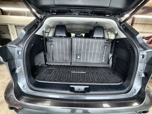Used 2021 Toyota Highlander XLE AWD/4WD image 25