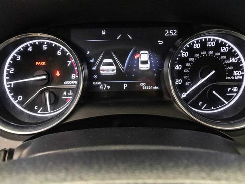 Used 2020 Toyota Camry SE w/ Moonroof Package image 16