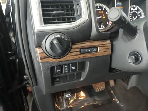 Used 2019 Nissan Titan SL image 11