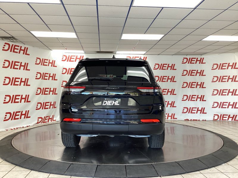Used 2025 Jeep Grand Cherokee Altitude AWD/4WD image 6