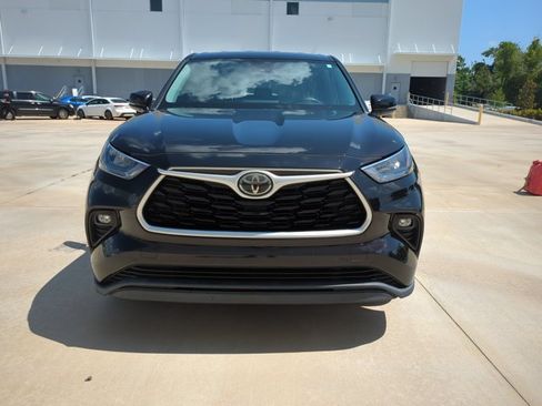 Used 2020 Toyota Highlander LE FWD image 2