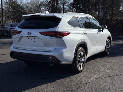 Used 2022 Toyota Highlander XLE image 2