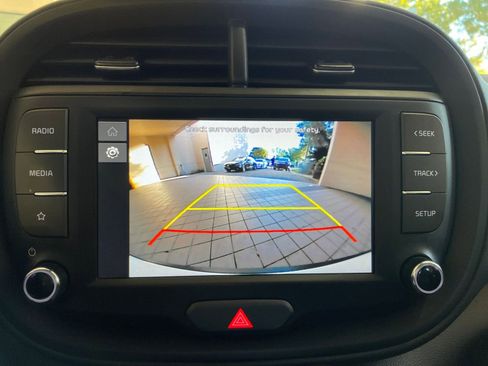 Used 2025 Kia Soul LX w/ LX Technology Package FWD image 17