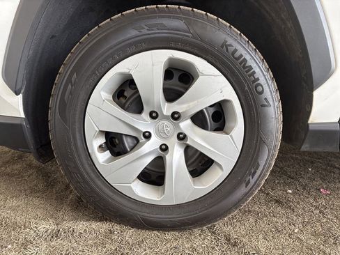 Used 2020 Toyota RAV4 LE FWD image 21
