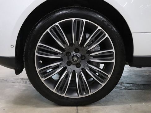 Used 2019 Land Rover Range Rover Long Wheelbase Supercharged image 37