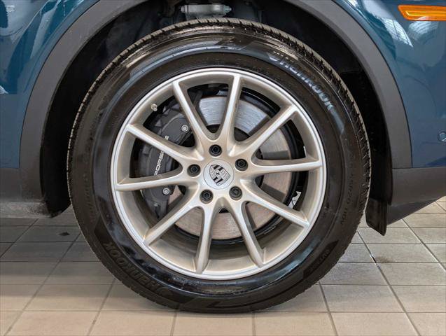 Used 2025 Porsche Cayenne AWD/4WD image 11