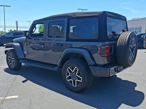 Used 2024 Jeep Wrangler Unlimited Sahara w/ Technology Group AWD/4WD image 14