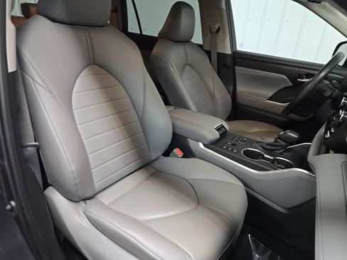 Used 2023 Toyota Highlander XLE AWD/4WD image 15
