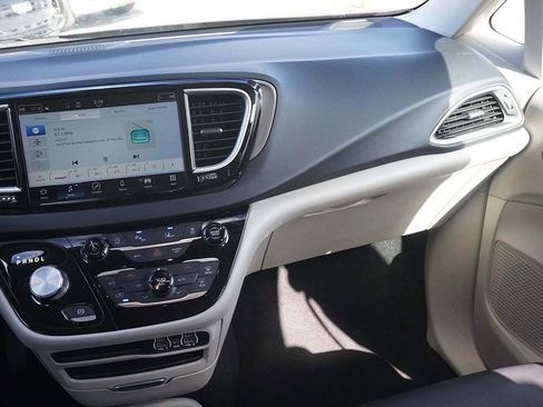 Used 2023 Chrysler Pacifica Touring-L image 31