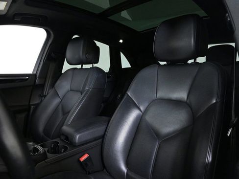 Certified 2024 Porsche Macan image 5