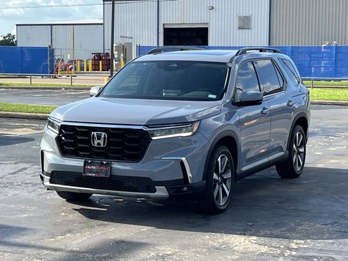 Used 2025 Honda Pilot Touring image 3