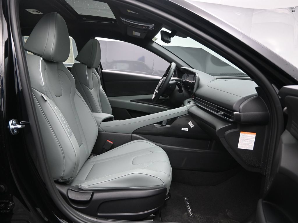 Used 2026 Hyundai Elantra Limited w/ Cargo Package FWD image 33