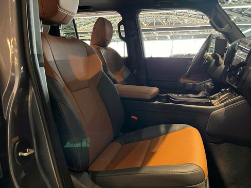 Used 2025 Lexus GX 550 w/ Accessory Package (31) image 13