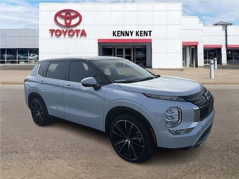 Used 2023 Mitsubishi Outlander SE image 1