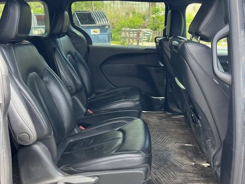 Used 2022 Chrysler Pacifica Touring-L w/ Uconnect Theater Family Group FWD image 14