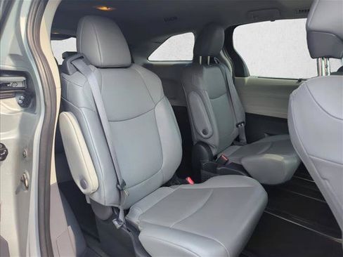 Used 2022 Toyota Sienna XLE FWD image 26