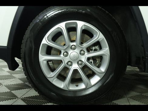 Used 2021 Jeep Grand Cherokee Laredo image 13