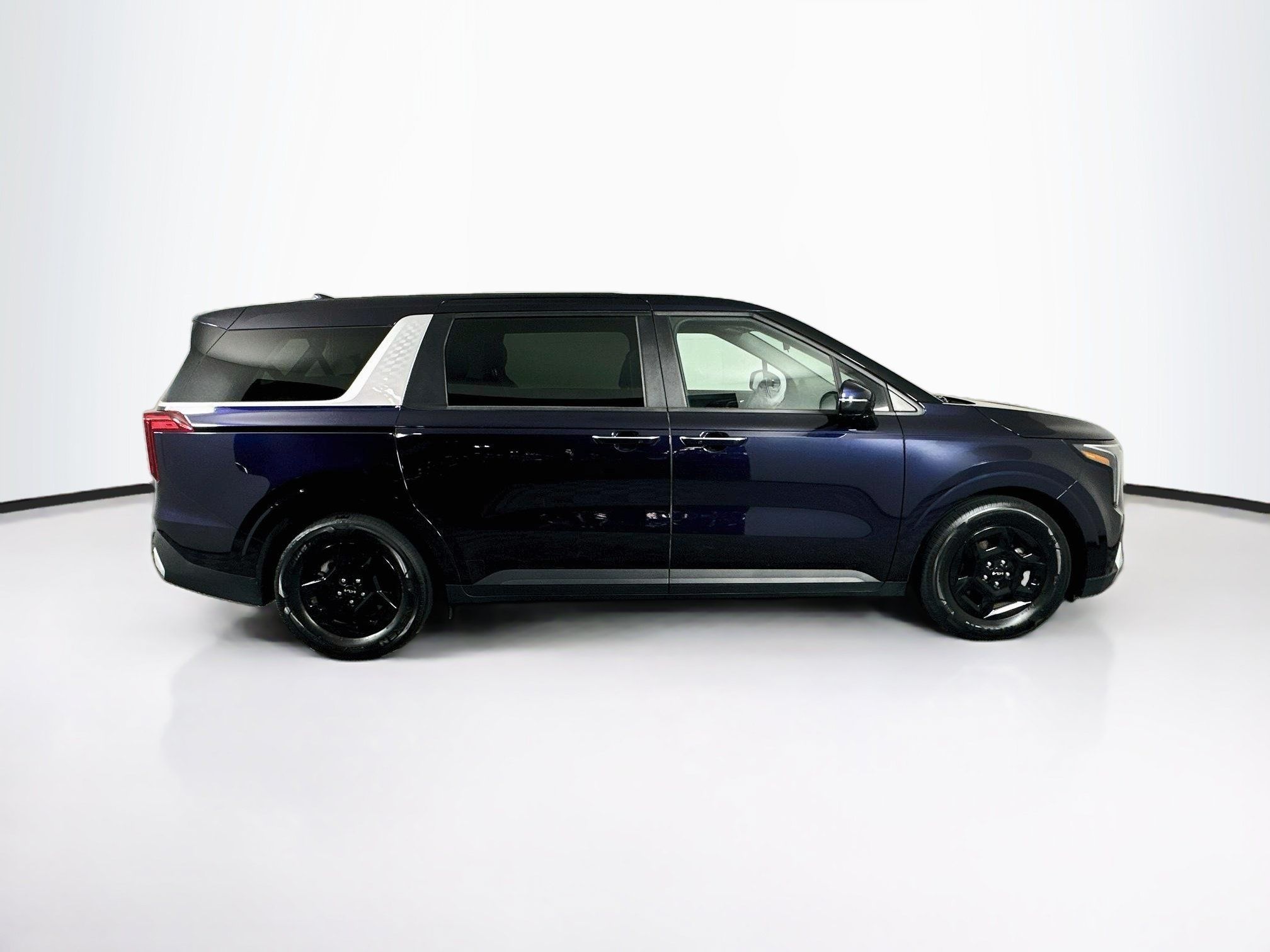 Used 2025 Kia Carnival FWD image 10