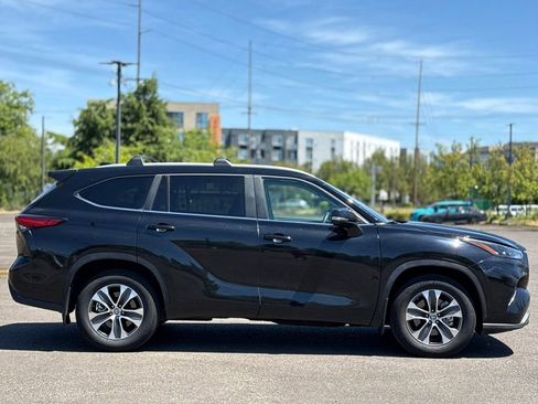 Used 2023 Toyota Highlander XLE AWD/4WD image 6