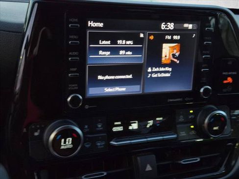 Used 2020 Toyota Highlander XLE FWD image 18