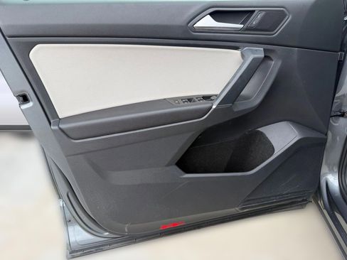 Used 2020 Volkswagen Tiguan SE w/ Panoramic Sunroof Package image 12