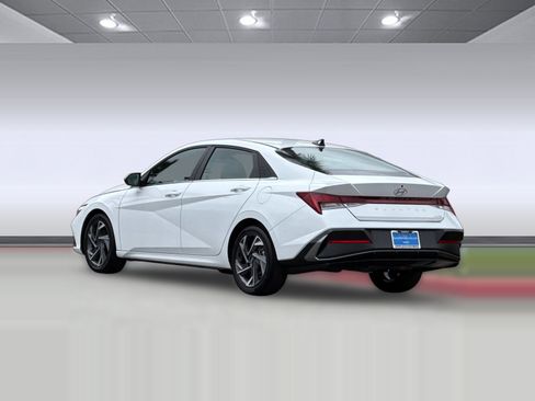 Used 2025 Hyundai Elantra Limited FWD image 3
