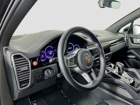 Used 2022 Porsche Cayenne image 4