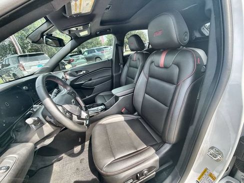Certified 2025 Chevrolet Trax RS w/ Sunroof Package FWD image 18