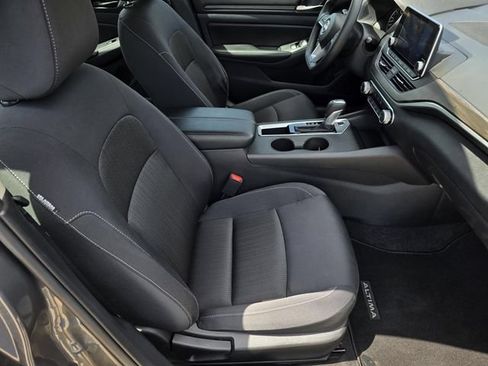 Used 2025 Nissan Altima 2.5 SV FWD image 29