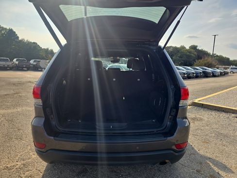 Used 2020 Jeep Grand Cherokee Laredo w/ Laredo X Package image 19