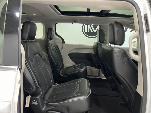 Used 2018 Chrysler Pacifica Limited image 34