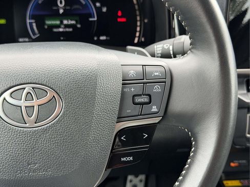 Used 2025 Toyota Camry SE FWD image 9