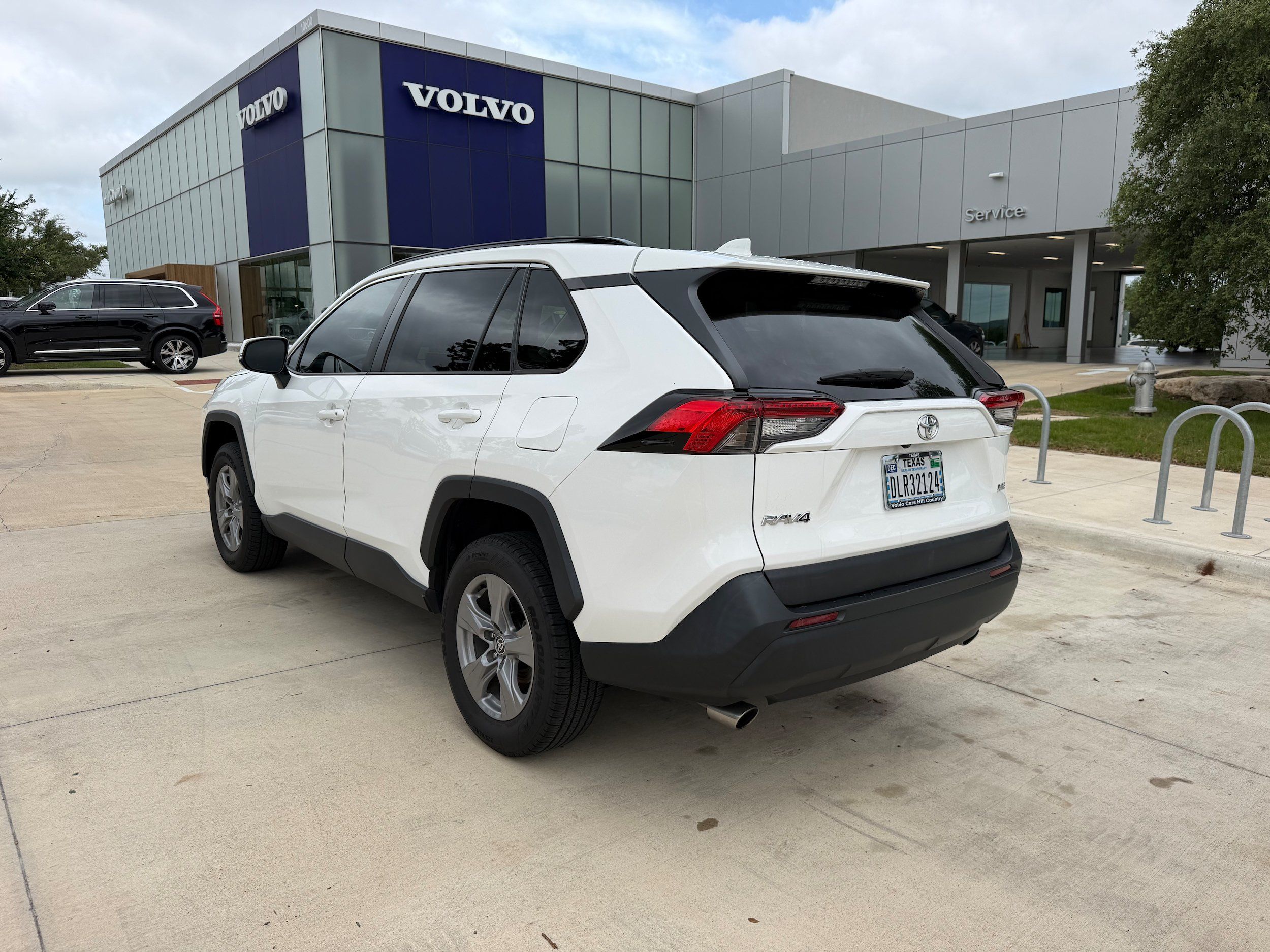 Used 2022 Toyota RAV4 XLE FWD image 4