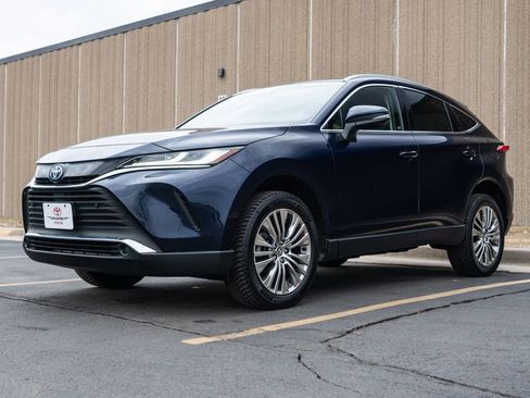 Used 2022 Toyota Venza XLE image 4