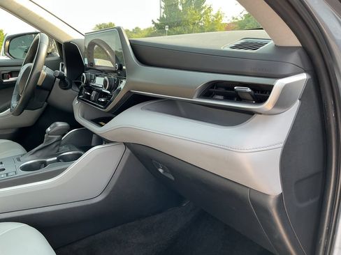 Used 2023 Toyota Highlander XLE FWD image 23