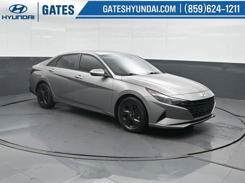 Certified 2022 Hyundai Elantra SEL w/ Preferred Accessory Package image 4