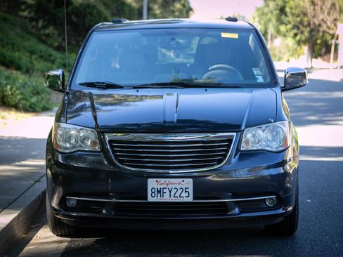 Used 2013 Chrysler Town & Country Touring-L w/ Driver Convenience Group FWD image 2