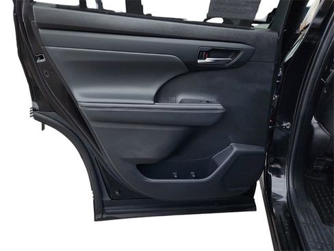Used 2022 Toyota Highlander XLE image 27