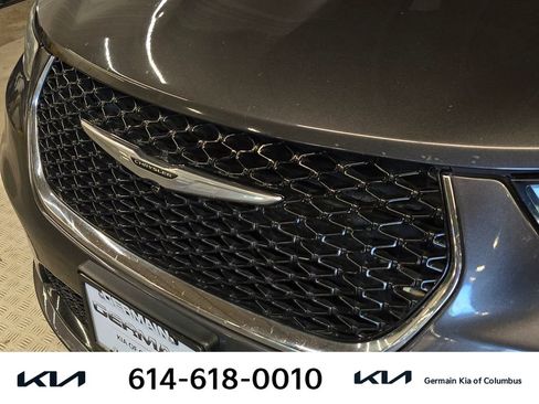 Used 2022 Chrysler Pacifica Touring-L FWD image 13