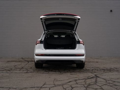 Used 2022 Audi e-tron Premium w/ Convenience Plus Package image 14