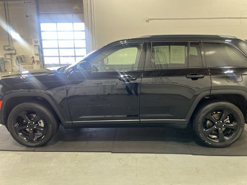 Used 2023 Jeep Grand Cherokee Altitude AWD/4WD image 9