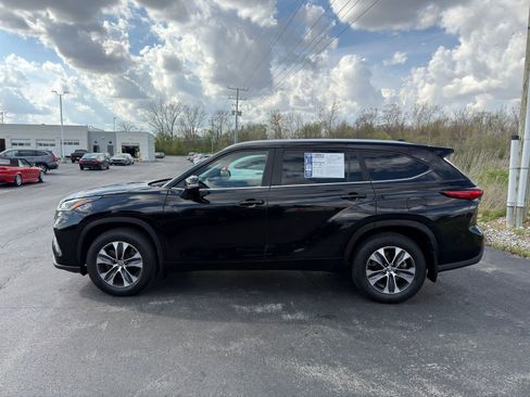 Used 2023 Toyota Highlander XLE image 3