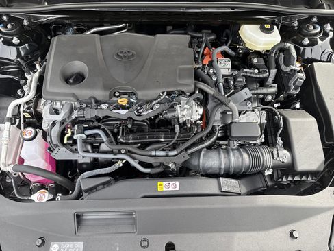 Used 2025 Toyota Camry SE image 9