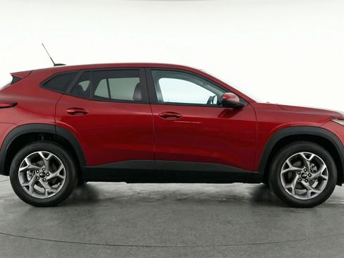 Used 2025 Chevrolet Trax LT w/ LT Convenience Package image 11