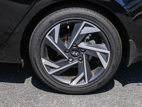 Used 2025 Hyundai Elantra SEL FWD image 11