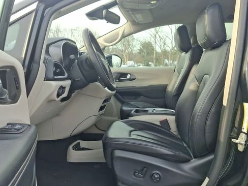 Used 2024 Chrysler Pacifica Select image 17