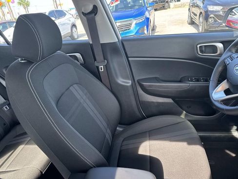 Used 2025 Hyundai Venue SEL FWD image 12