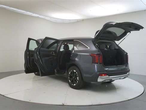 Used 2024 Kia Sorento S image 11