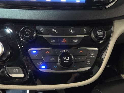 Used 2024 Chrysler Pacifica Touring-L FWD image 16