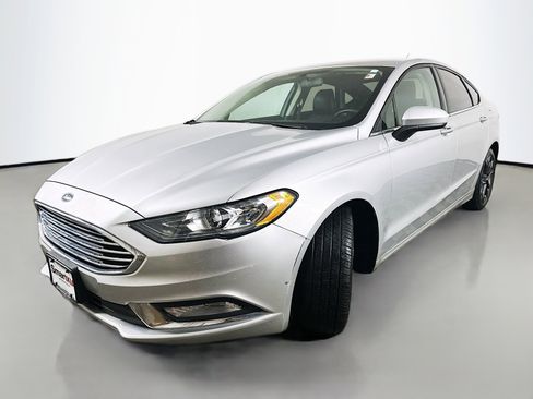 Used 2018 Ford Fusion SE w/ Equipment Group 201A image 3